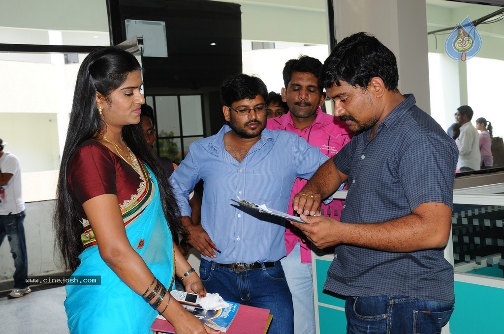 Gallo Telinattunde Posters n Stills - 16 / 22 photos