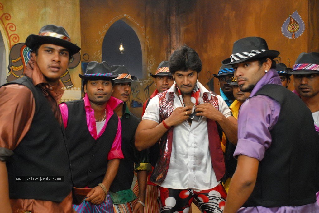 Gandhi Kanakku Tamil Movie Stills - 22 / 72 photos