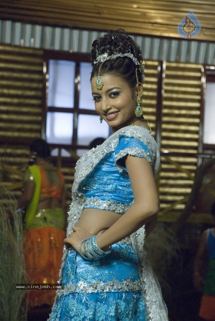 Gandhi Kanakku Tamil Movie Stills - 44 / 72 photos