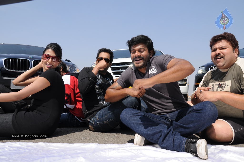 Gola Gola Movie Stills - 12 / 40 photos