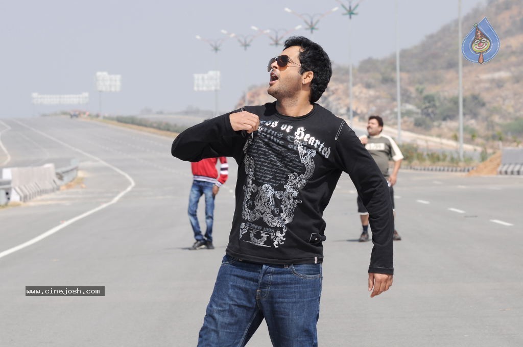 Gola Gola Movie Stills - 15 / 40 photos