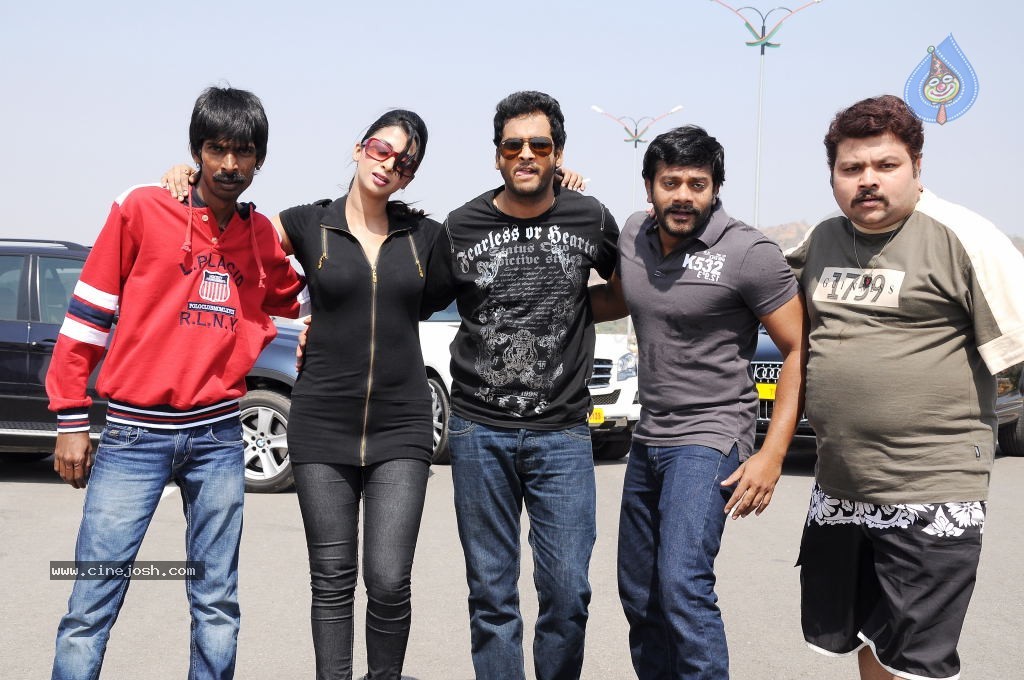 Gola Gola Movie Stills - 16 / 40 photos