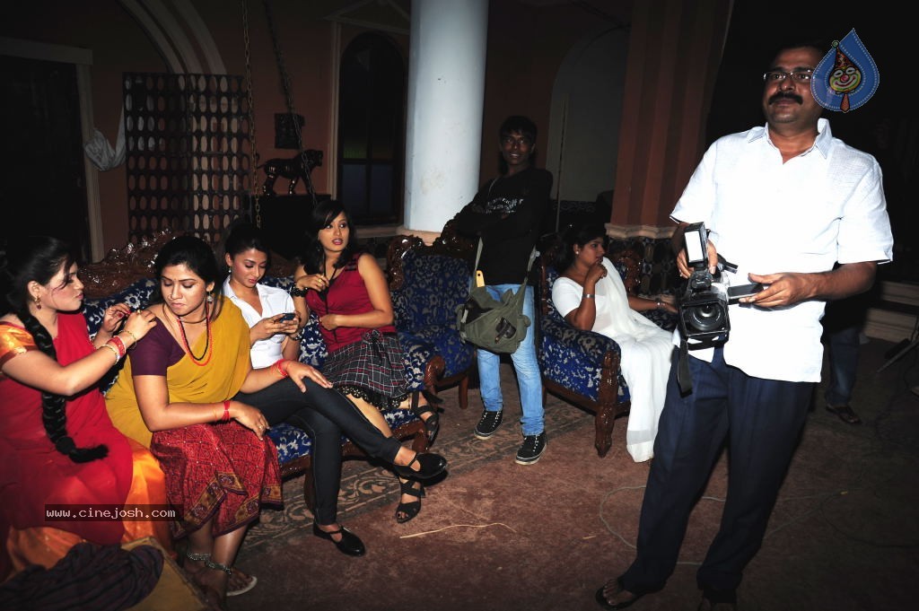 Gola Gola Movie Stills - 30 / 40 photos