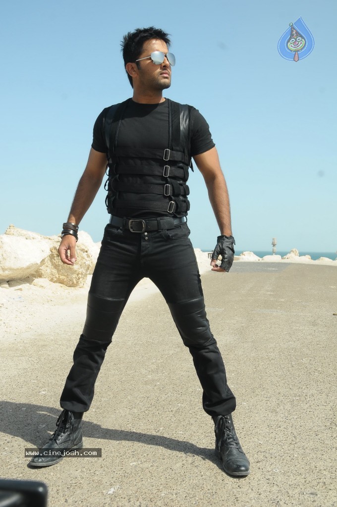 Gunde Jaari Gallanthayyinde New Photos - 9 / 11 photos