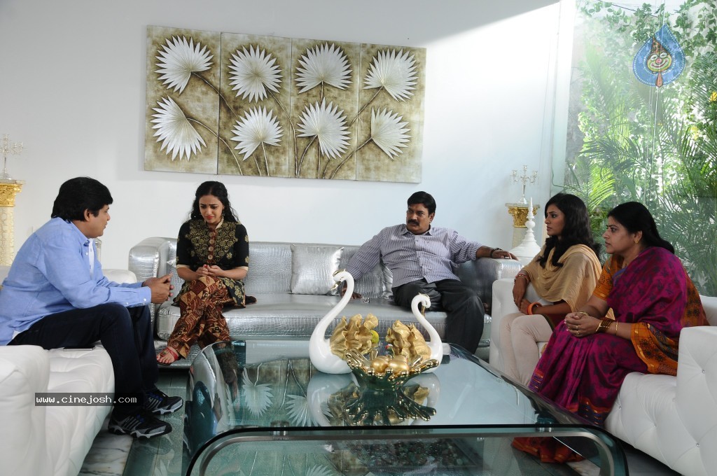 Gunde Jaari Gallanthayyinde New Stills and Walls - 15 / 38 photos