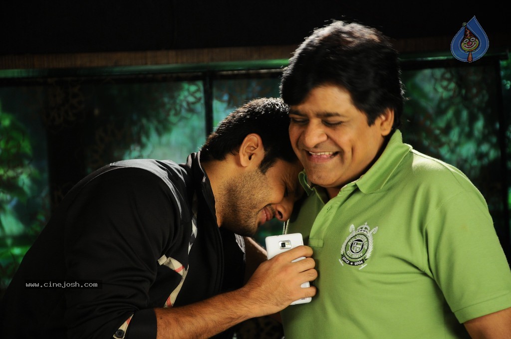 Gunde Jaari Gallanthayyinde New Stills and Walls - 26 / 38 photos