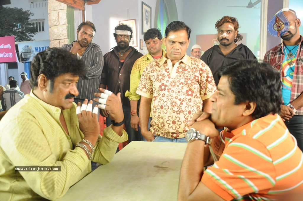 Gunde Jaari Gallanthayyinde New Stills and Walls - 32 / 38 photos
