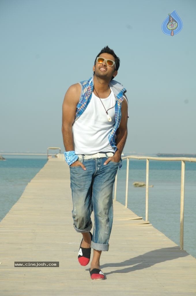 Gunde Jaari Gallanthayyinde Stills n Walls - 25 / 74 photos