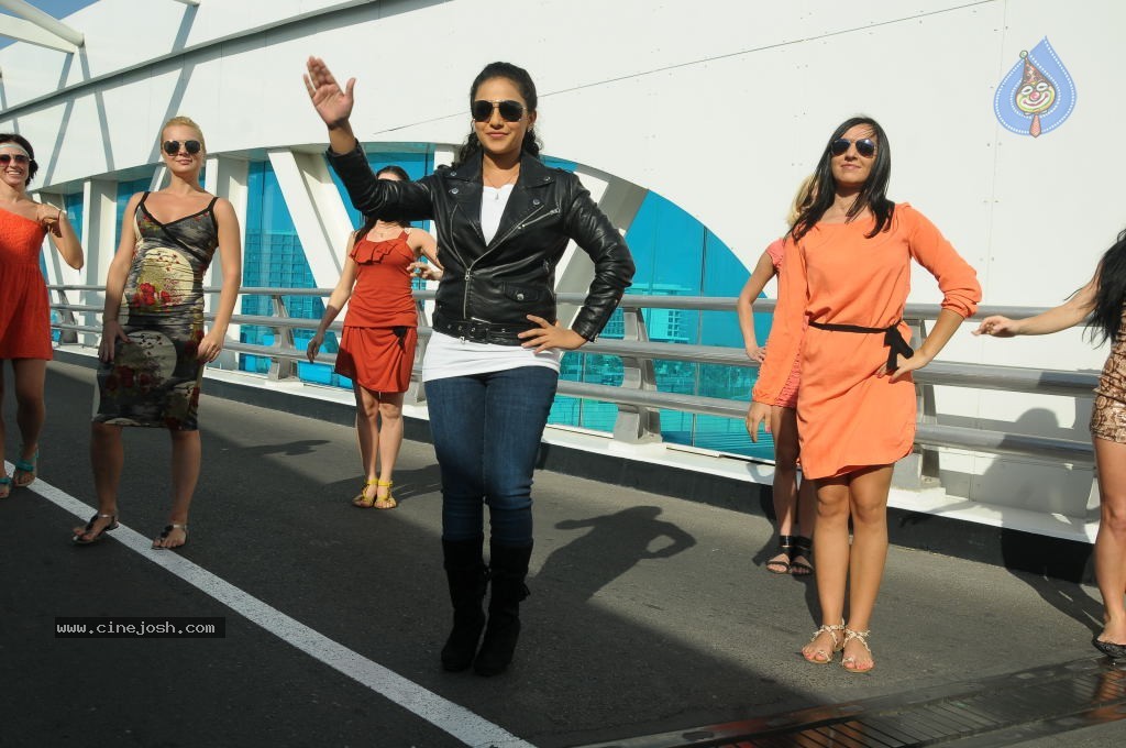 Gunde Jaari Gallanthayyinde Stills n Walls - 26 / 74 photos