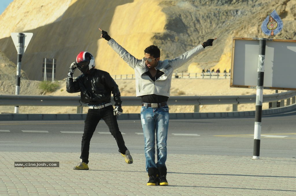 Gunde Jaari Gallanthayyinde Stills n Walls - 42 / 74 photos