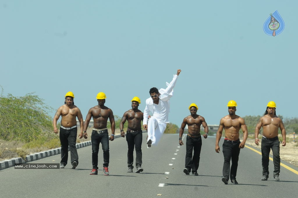 Gunde Jaari Gallanthayyinde Stills n Walls - 45 / 74 photos