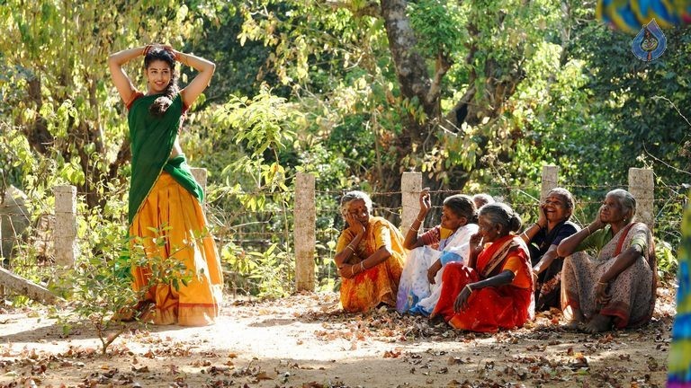 Hora Hori Photos and Posters - 26 / 27 photos