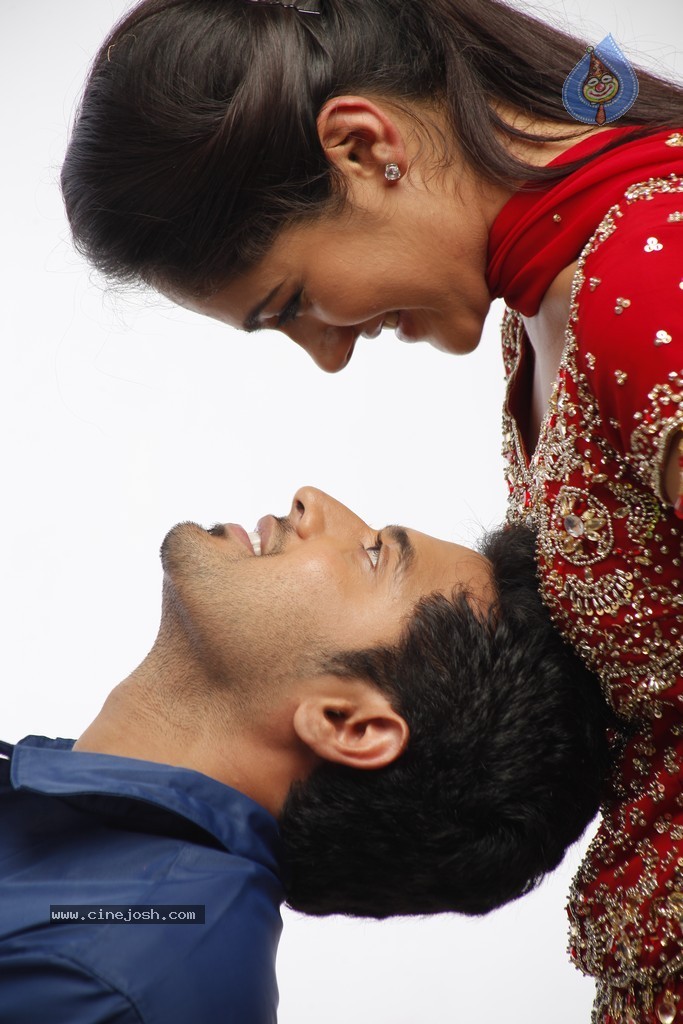 Hum Tum Movie New Gallery - 3 / 67 photos