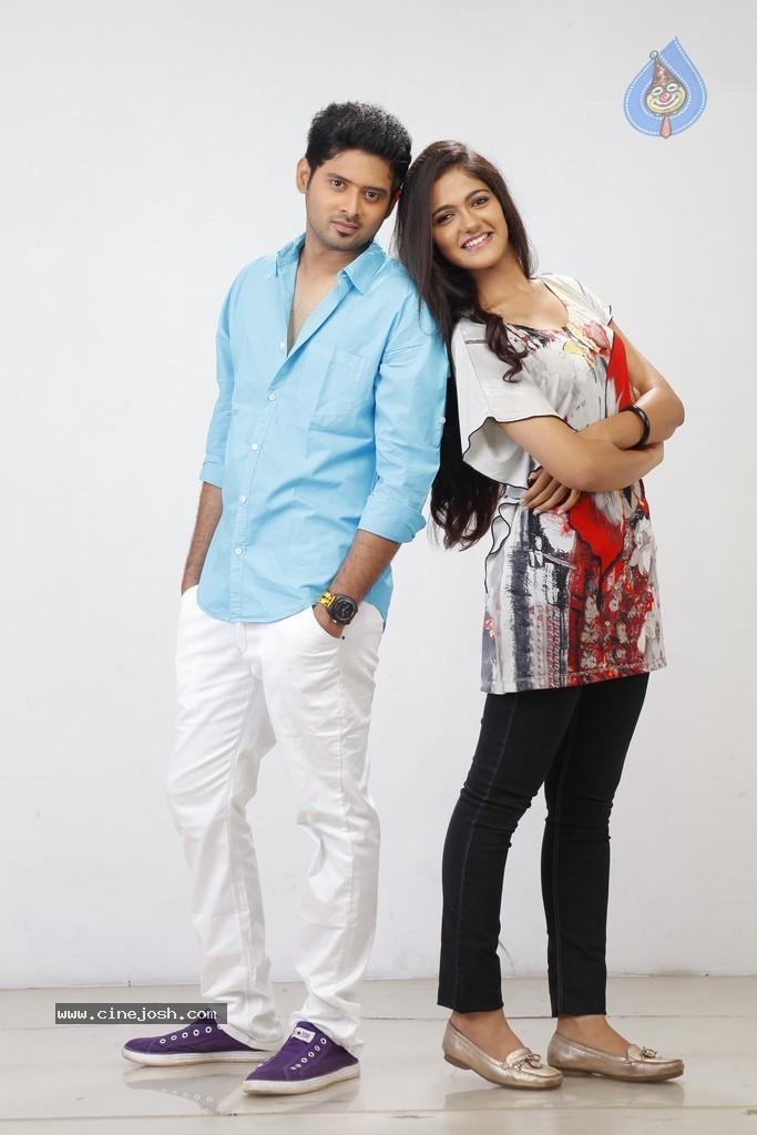 Hum Tum Movie New Gallery - 27 / 67 photos