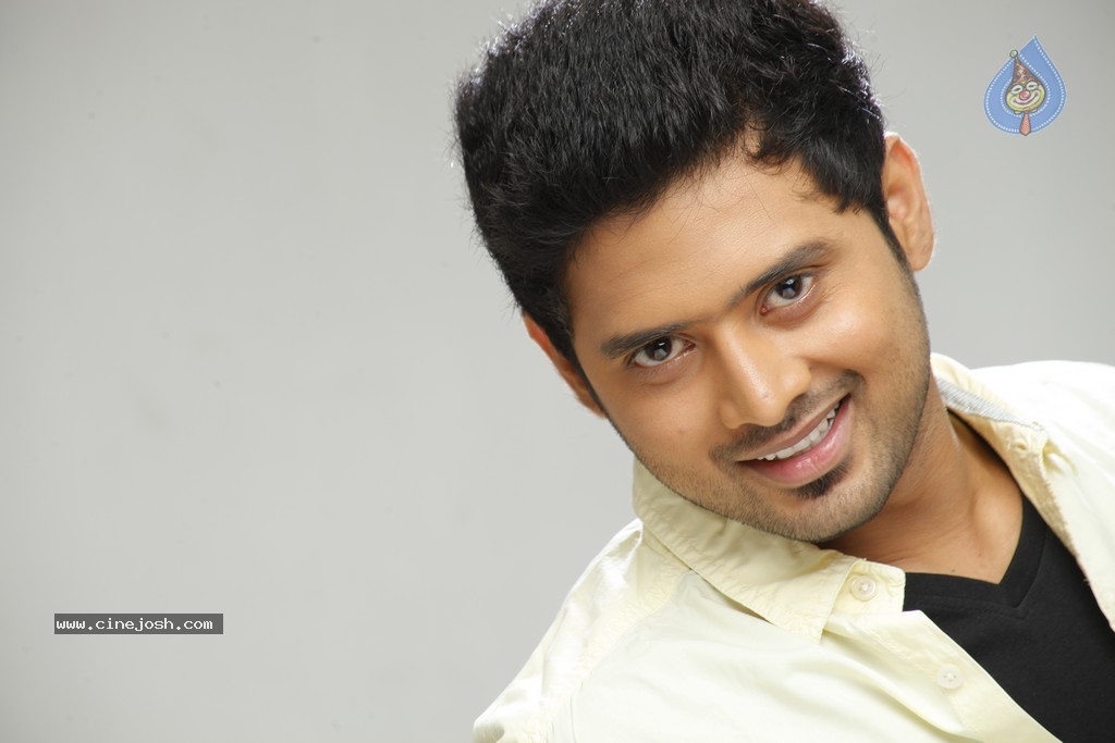 Hum Tum Movie New Gallery - 44 / 67 photos