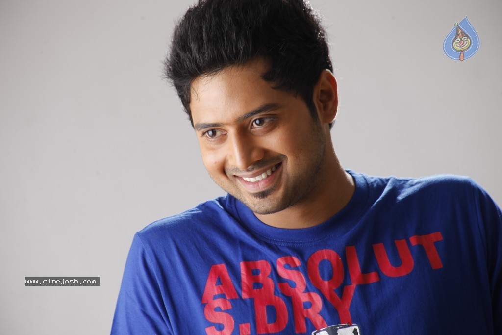 Hum Tum Movie New Gallery - 49 / 67 photos