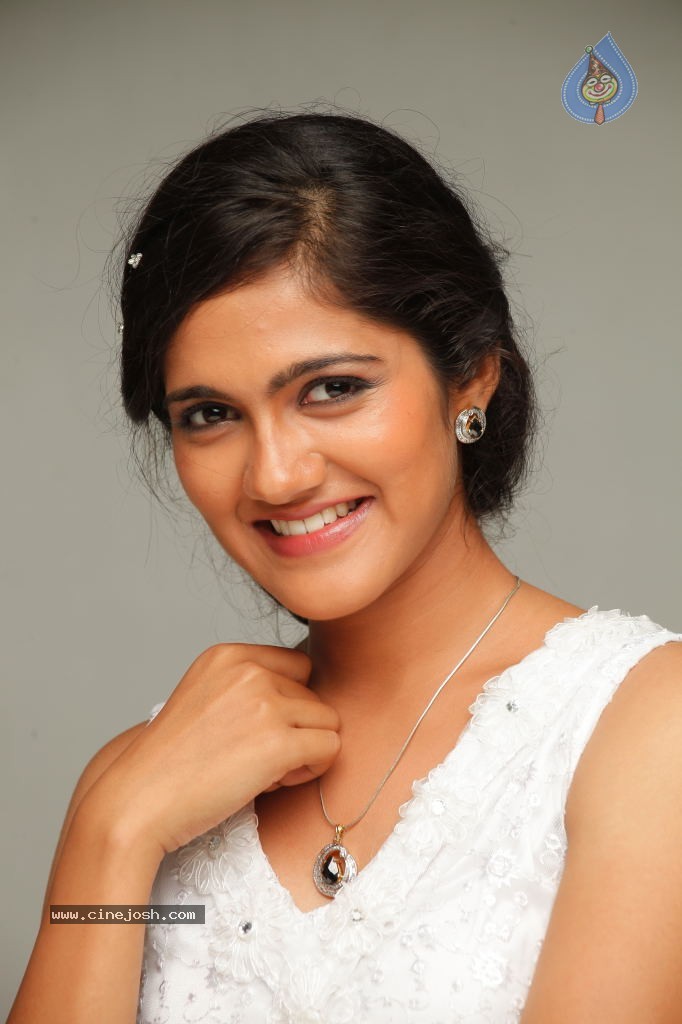 Hum Tum Movie Stills n Walls - 18 / 26 photos