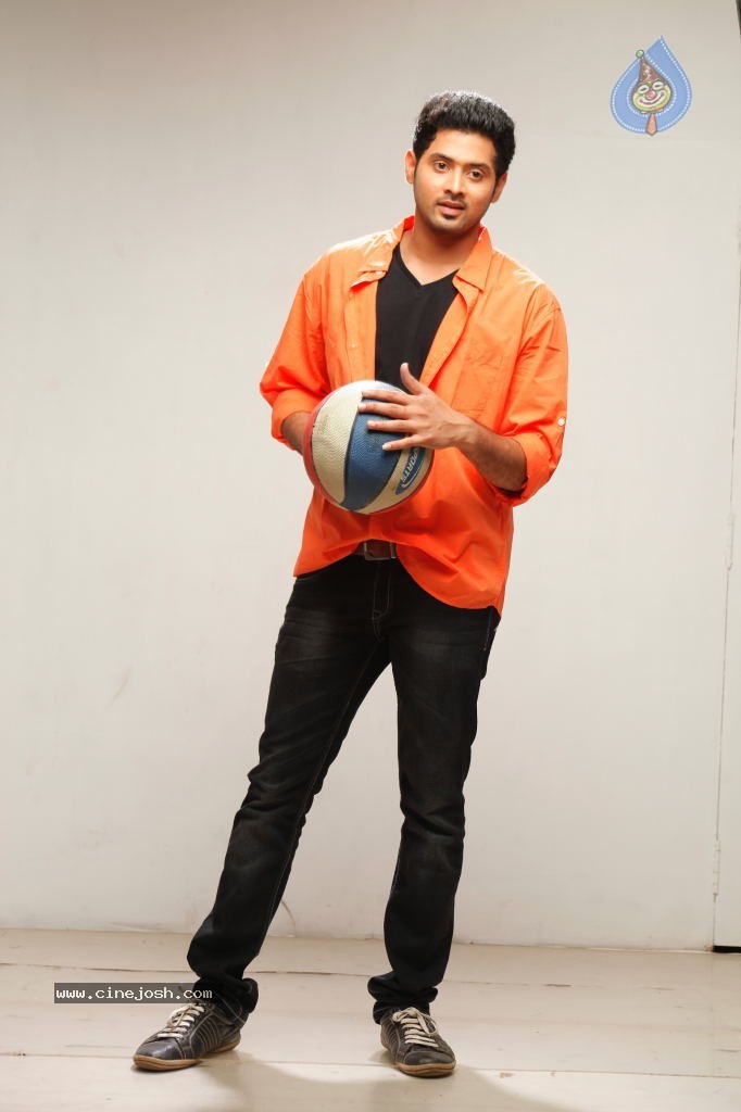 Hum Tum Movie Stills n Walls - 19 / 26 photos