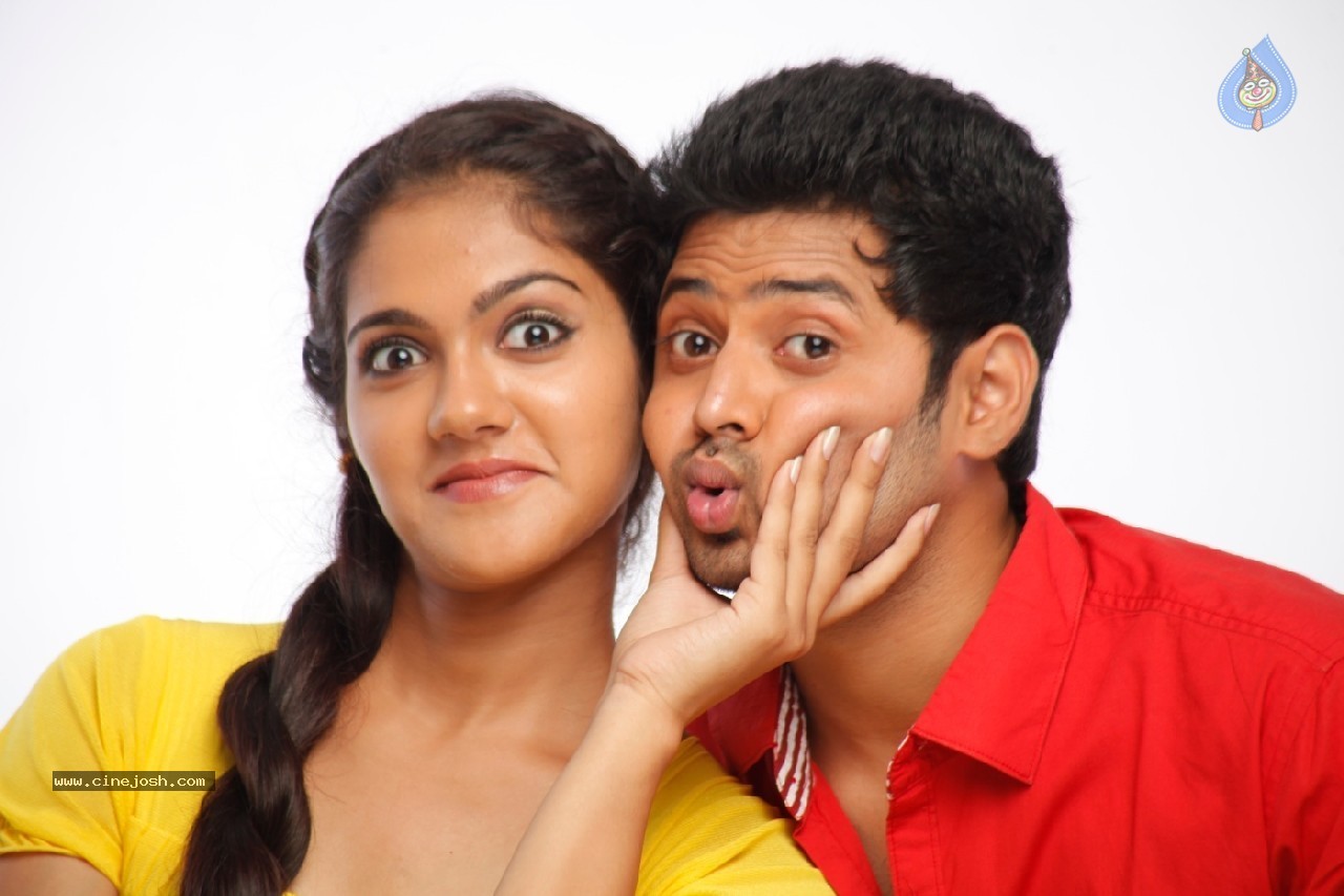 Hum Tum New Stills - 8 / 15 photos