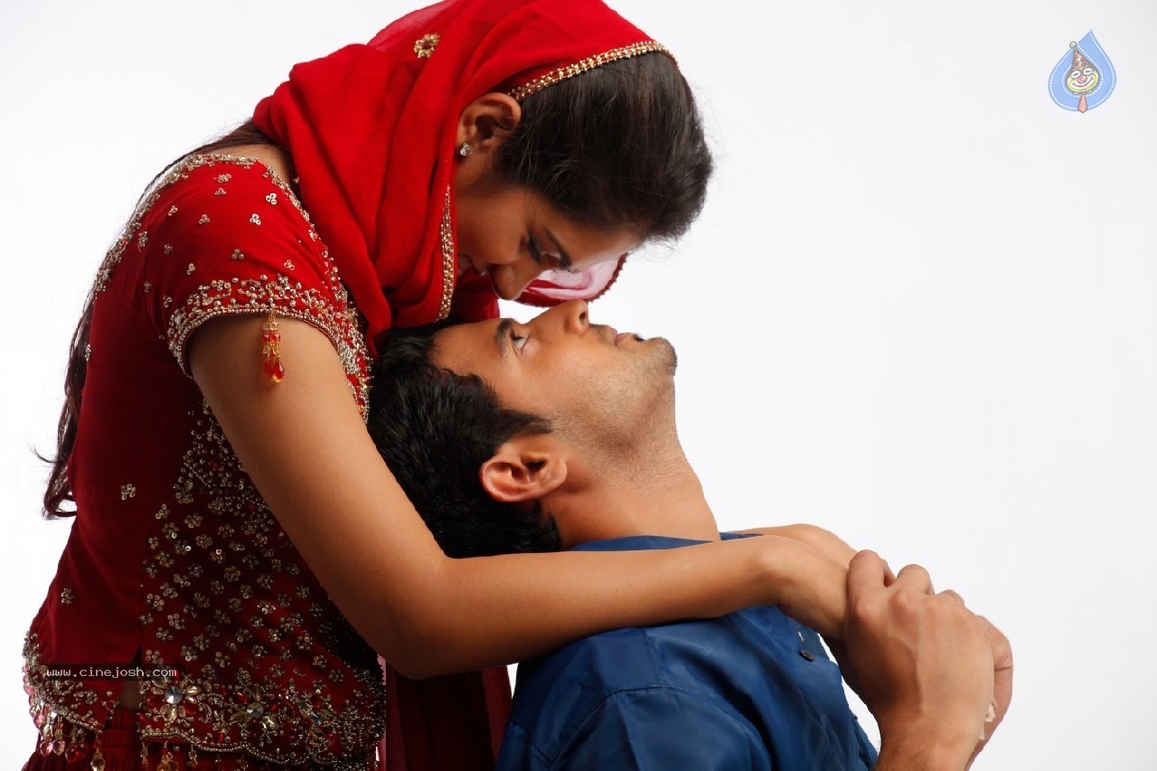 Hum Tum New Stills - 10 / 15 photos