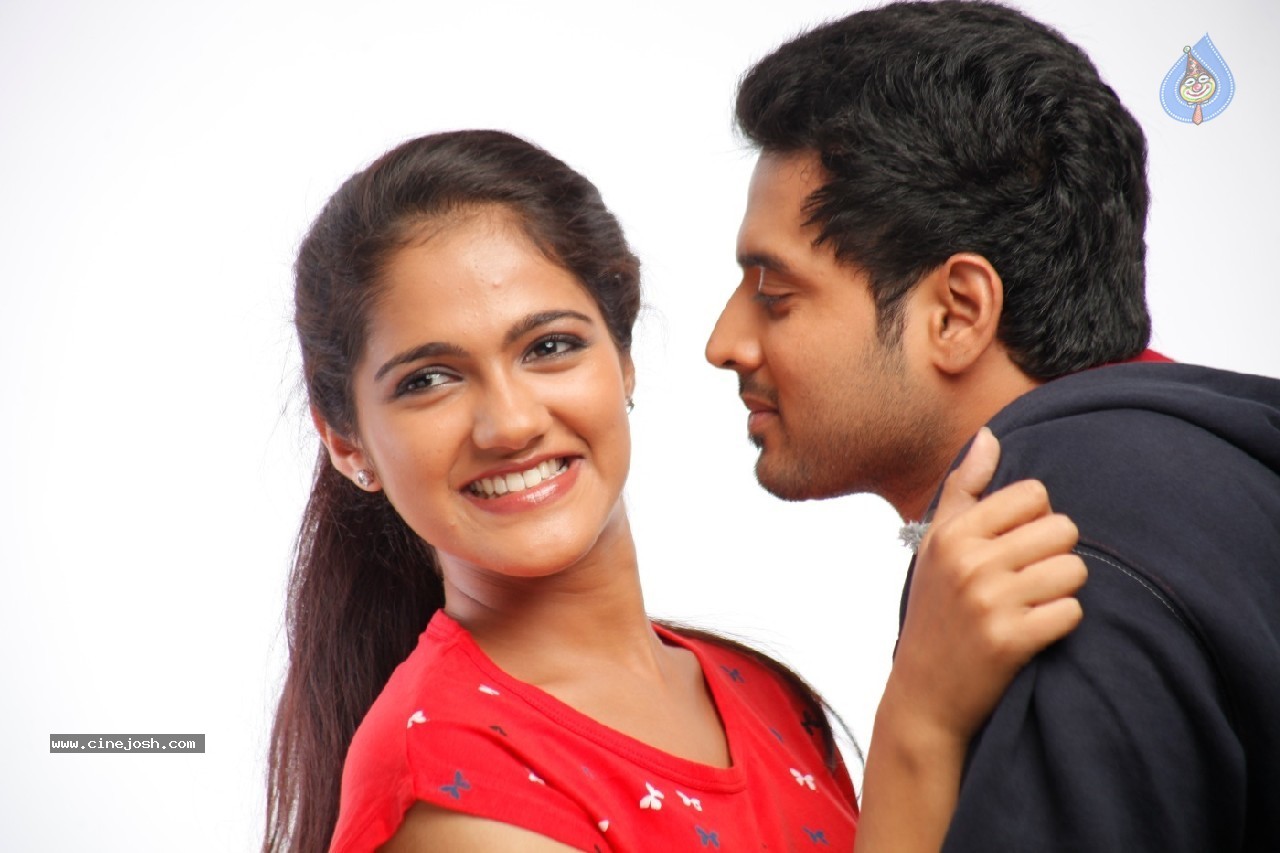 Hum Tum New Stills - 11 / 15 photos