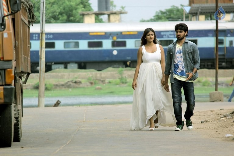 Iddaram Movie Posters and Photos - 11 / 28 photos