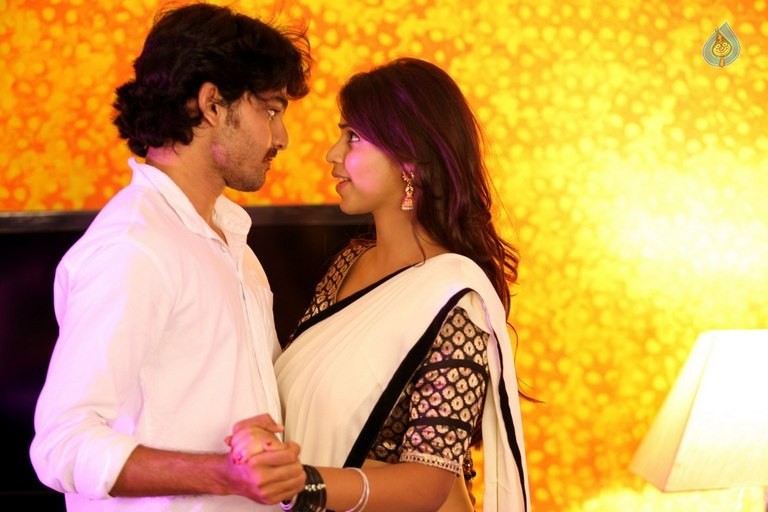 Iddaram Movie Posters and Photos - 13 / 28 photos