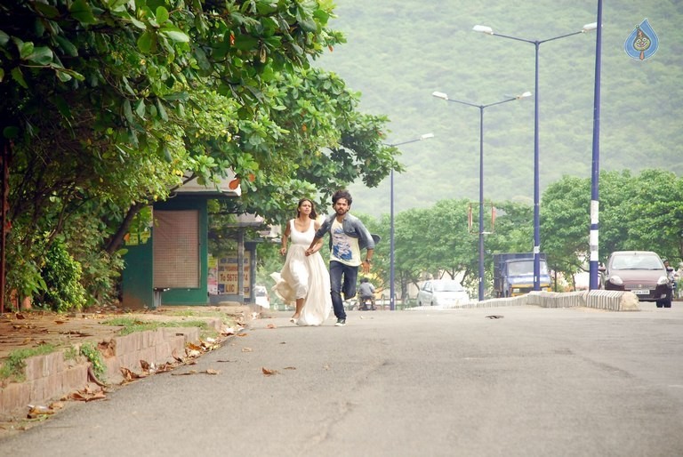 Iddaram Movie Posters and Photos - 22 / 28 photos