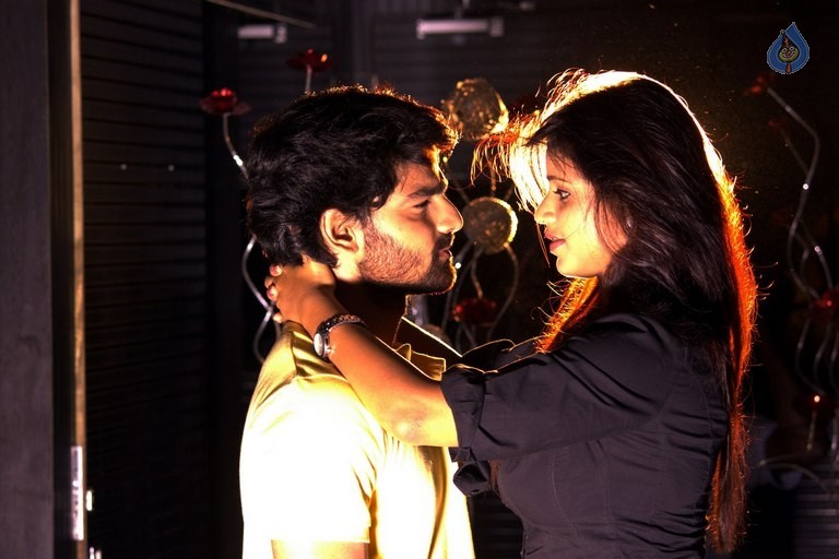 Iddaram Movie Posters and Photos - 24 / 28 photos