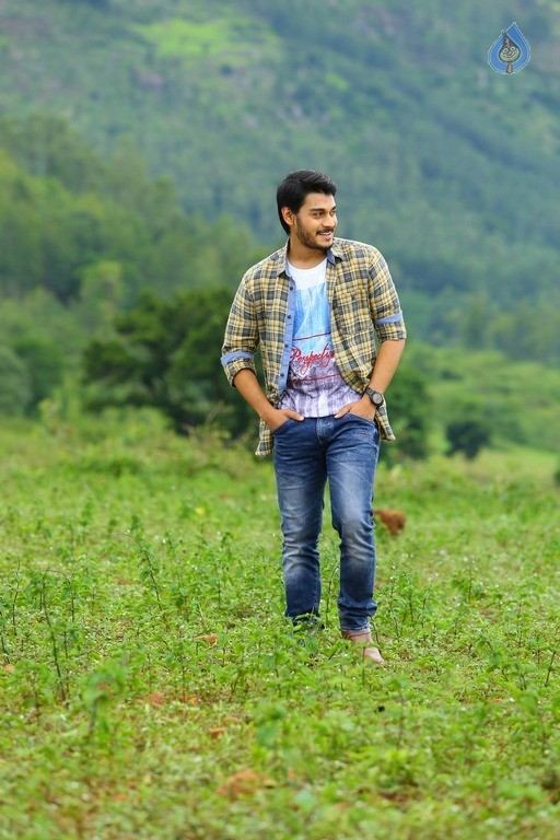 Iddari Madhya 18 Movie Stills - 29 / 46 photos