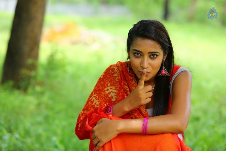 Iddari Madhya 18 Movie Stills - 40 / 46 photos