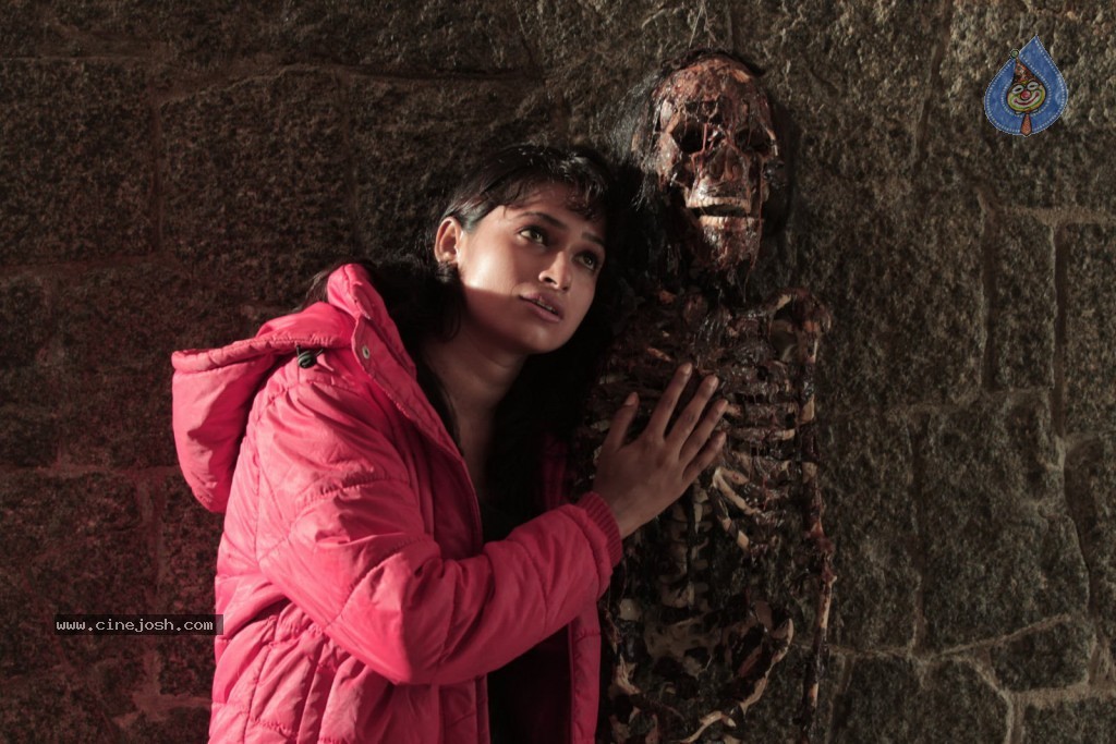 Iddaru Bhamala Kougili Movie Stills  - 16 / 30 photos