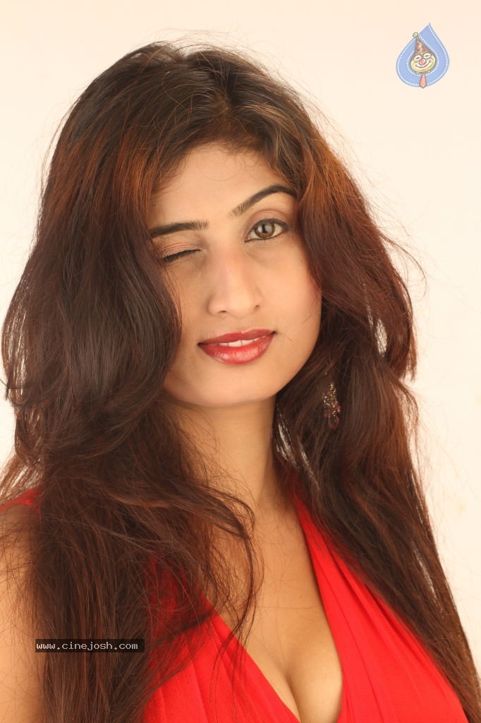 Ide Charutho Dating New Stills - 25 / 50 photos