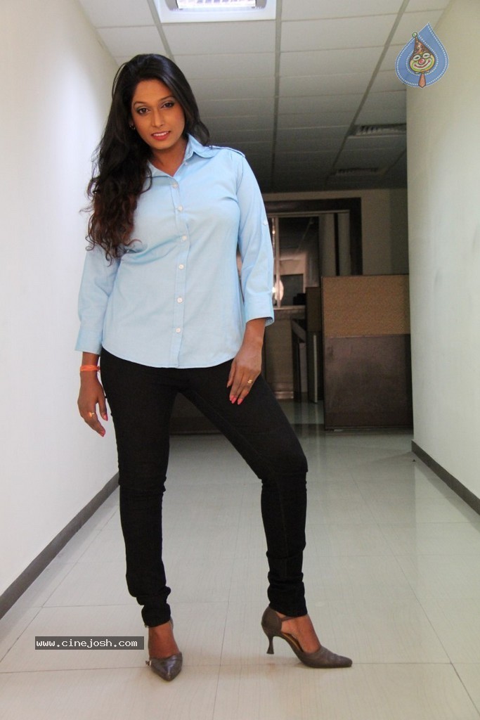 Inka Emi Anukoledu Movie Gallery - 11 / 53 photos