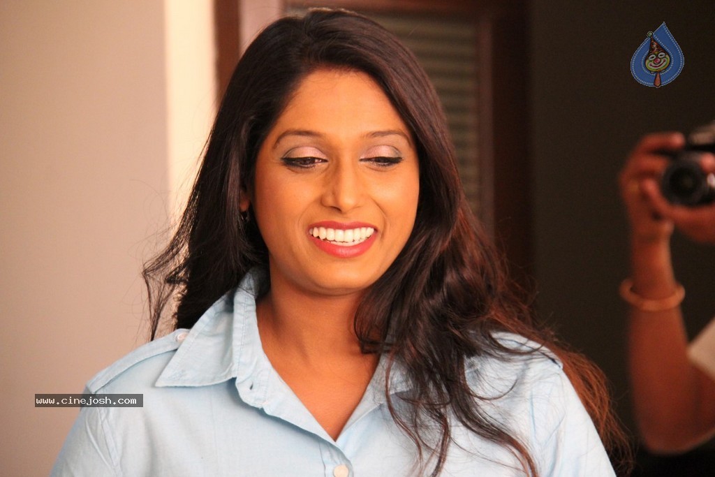 Inka Emi Anukoledu Movie Gallery - 29 / 53 photos