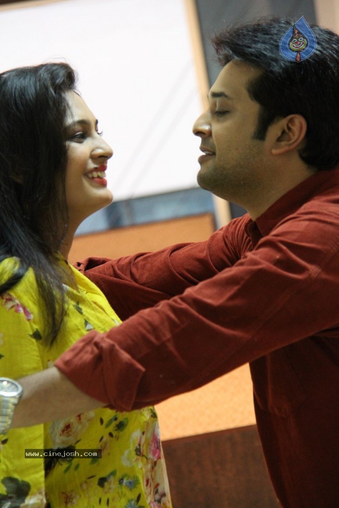 Inka Emi Anukoledu Movie Gallery - 33 / 53 photos