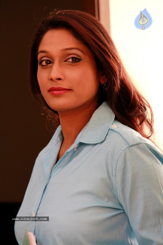 Inka Emi Anukoledu Movie Gallery - 37 / 53 photos