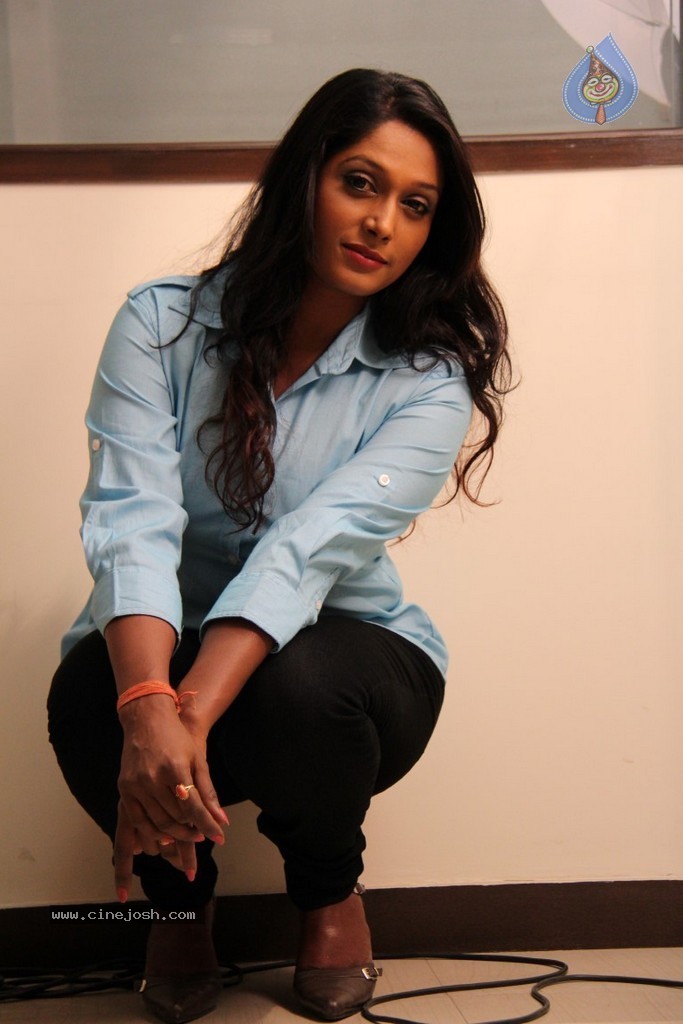 Inka Emi Anukoledu Movie Gallery - 48 / 53 photos