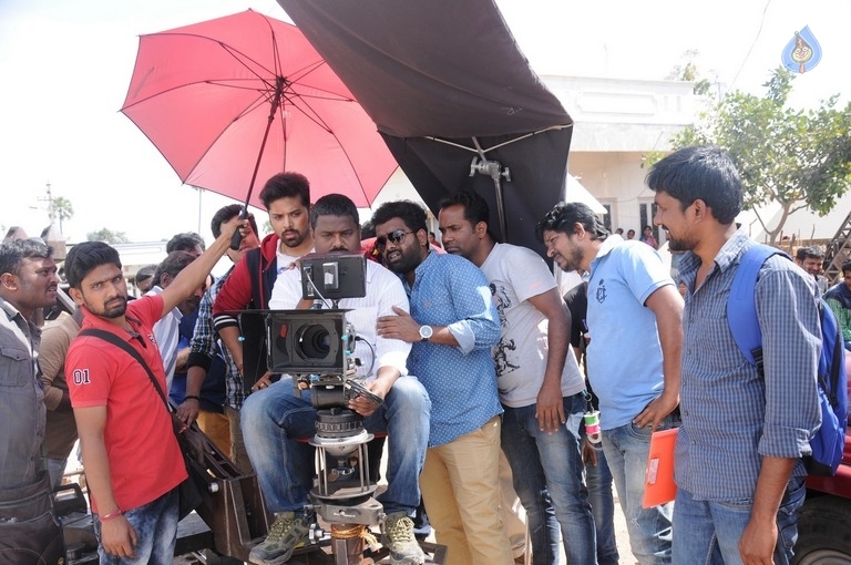 Inthalo Ennenni Vinthalo Movie Photos - 16 / 39 photos