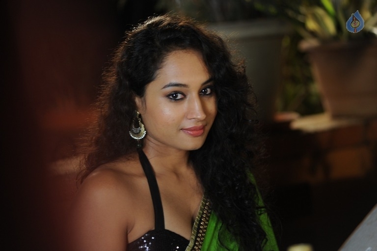 Inthalo Ennenni Vinthalo Movie Photos - 23 / 39 photos