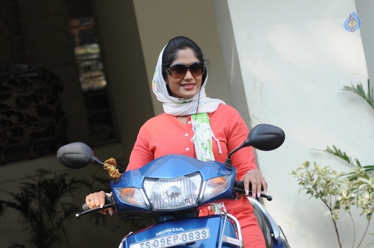 Inthalo Ennenni Vinthalo Movie Photos - 35 / 39 photos