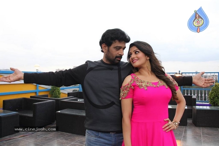 Iruvar Oppandham Movie Working Stills And Photos - 12 / 63 photos