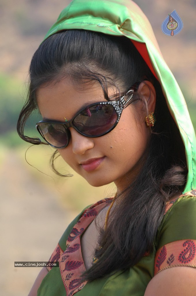 Isakki Tamil Movie Stills - 17 / 35 photos