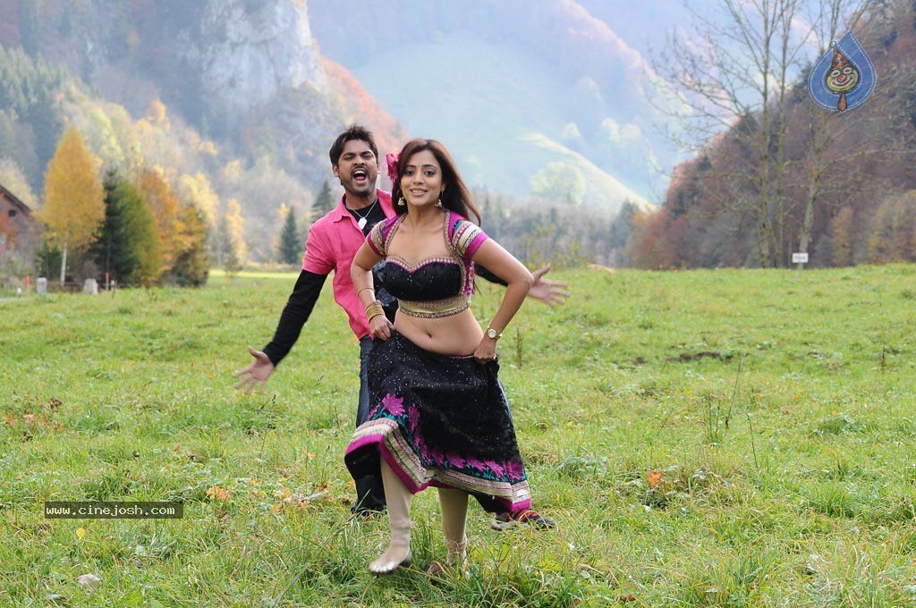 Ishtam Tamil Movie Hot Stills - 21 / 84 photos