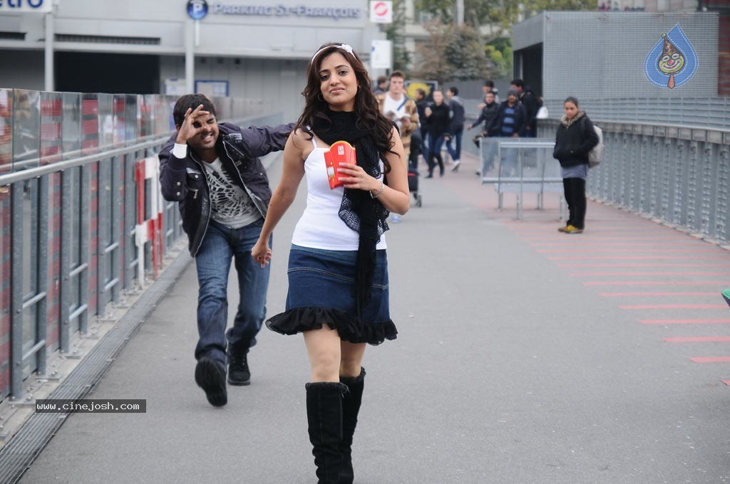 Ishtam Tamil Movie Hot Stills - 50 / 84 photos