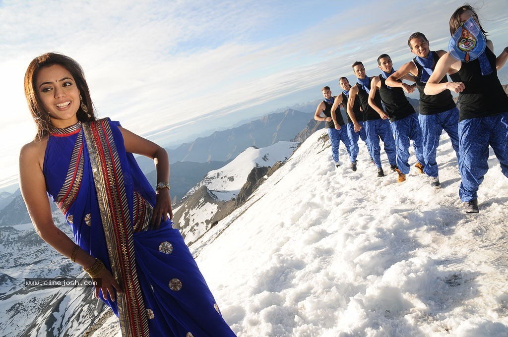 Ishtam Tamil Movie Hot Stills - 53 / 84 photos