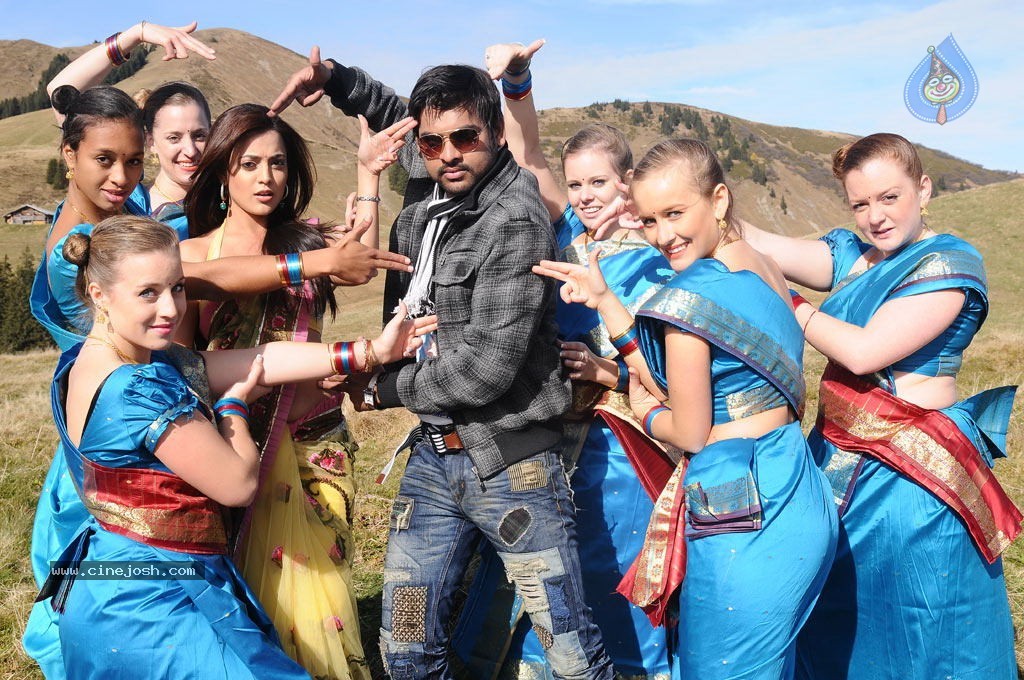 Ishtam Tamil Movie Hot Stills - 56 / 84 photos