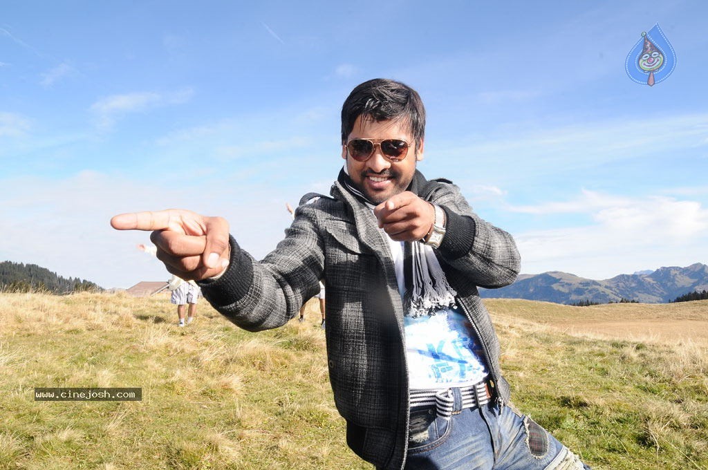 Ishtam Tamil Movie Hot Stills - 57 / 84 photos