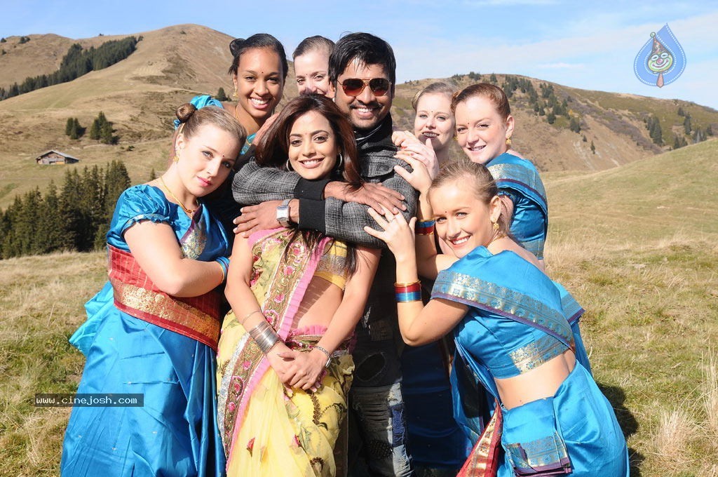 Ishtam Tamil Movie Hot Stills - 67 / 84 photos