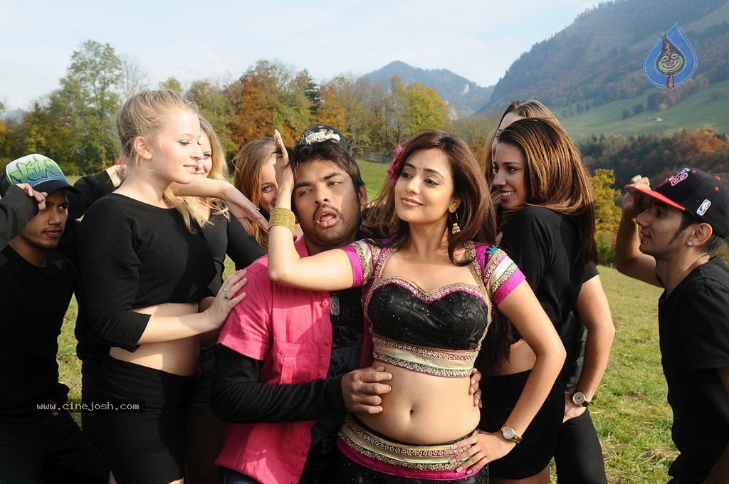 Ishtam Tamil Movie Hot Stills - 71 / 84 photos